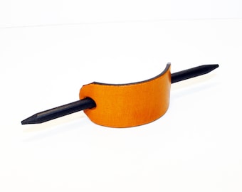 Handgefertigte gelbe Leder Haarspange mit Holzstab