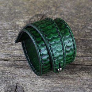 Green leather bracelet, leather accessories, green cuff, women cuff, men bracelet, anniversary gift, great gift.
