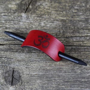 Handgefertigte Haarspange aus Leder mit Om Symbol