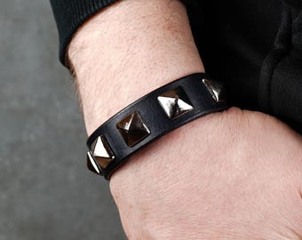 Pulsera de cuero negro con púas hecha a mano
