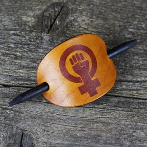 Leder Haarspange mit Feminist Zeichen. Handgefertigte Haarnadel.