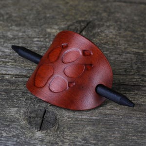 Handgefertigte Leder Haarspange mit Wolfsspur