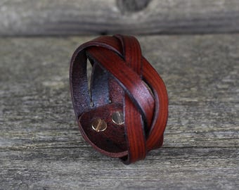 Bracciale rigido in pelle marrone fatto a mano: design intrecciato