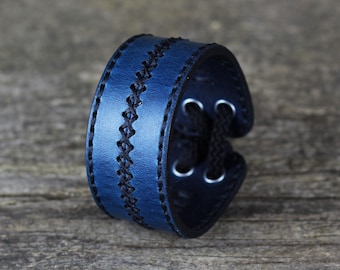 Pulsera de cuero azul hecha a mano: diseño unisex ajustable