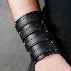 Bracciale rigido in pelle nera: accessori in stile rocker