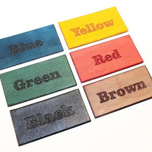 Puede incluir: Seis muestras de cuero en diferentes colores, etiquetadas como "Azul", "Verde", "Negro", "Amarillo", "Rojo" y "Marr&oacute;n".