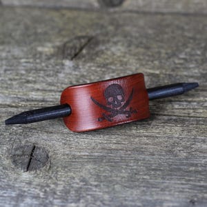 Haarspange aus Leder: Jolly Roger Skull & Bones - Handgefertigt