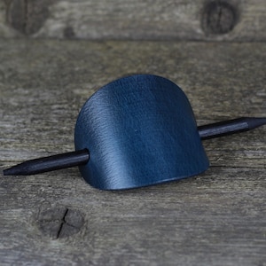 Blaue Leder Haarspange mit Holzstab: Handgefertigte Haarspange