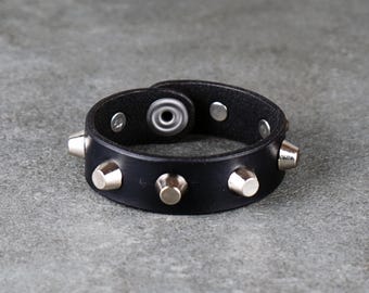 Pulsera de cuero negro con púas hecha a mano