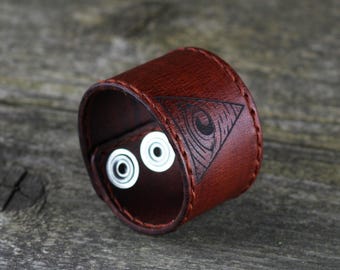 Handgefertigtes braunes Lederarmband: Illuminati Auge der Vorsehung