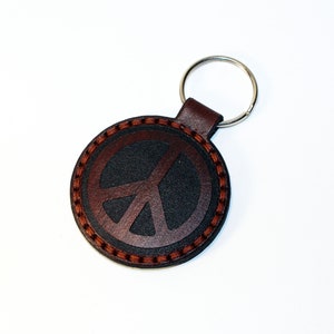 Llavero de cuero con el símbolo de la paz: llavero hippie personalizado