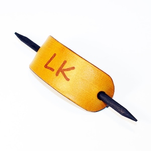 Personalisierte Leder Haarspange mit Holzstab - Monogramm Haarspange