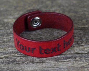 Bracciale in pelle rossa personalizzato: polsino con testo personalizzato