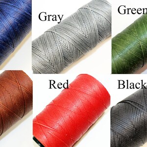 Puede incluir: Seis carretes de hilo encerado en diferentes colores: azul, gris, verde, marr&oacute;n, rojo y negro.