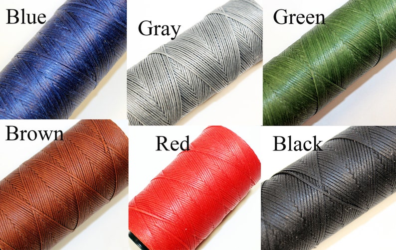 Puede incluir: Seis carretes de hilo encerado en diferentes colores: azul, gris, verde, marr&oacute;n, rojo y negro.