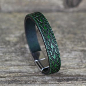 Handgjort grönt läderarmband: Silverspänne, guldspänne