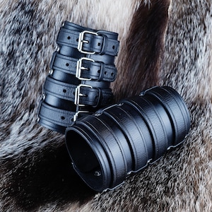 Bracelet manchette en cuir noir : accessoires style rocker