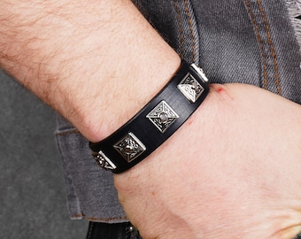Pulsera de cuero negro con púas hecha a mano