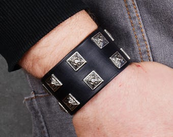 Pulsera de cuero negro con tachuelas hecha a mano: accesorios punk