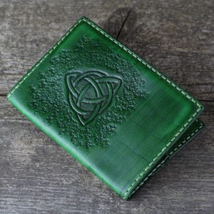 Leren paspoorthoes met triquetra! Leren paspoorthouder! Leren reispaspoorthoes! Handgemaakte paspoorthoes! SALE