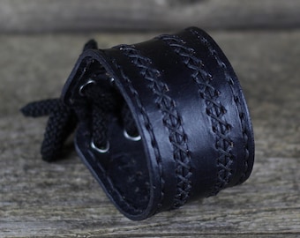 Handgjort svart läderarmband: Justerbart unisex-tillbehör