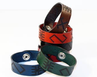 Pulsera de cuero con adorno báltico: símbolo antiguo de Letonia