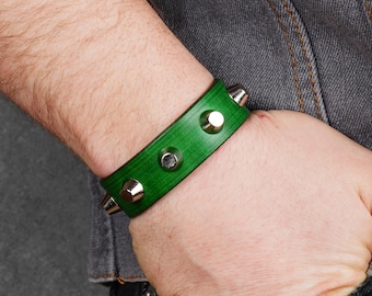 Pulsera de cuero verde con pinchos hecha a mano