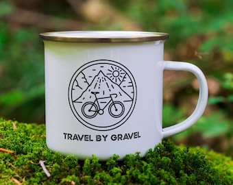 Travel By Gravel Tin Camper Mugg - Emaljmugg för cykelpackning