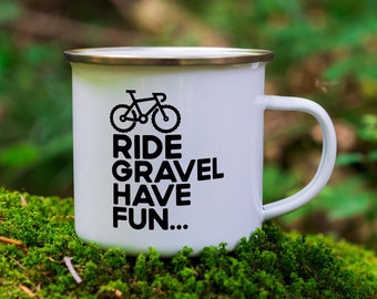 Ride Gravel Have Fun Cykelmugg i plåtemalj - Premium plåtmugg