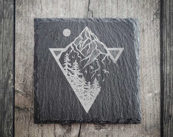 Posavasos de pizarra de montaña / Posavasos abstracto de montañas de abetos y bosque / Aire libre / Regalos