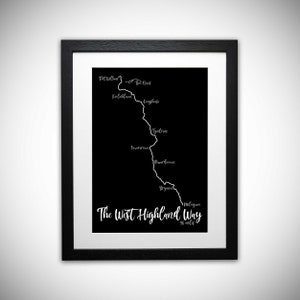Peut inclure: Une carte en noir et blanc du West Highland Way, un sentier de randonnée longue distance de 96 miles en Écosse. La carte montre le tracé du sentier et les noms des villes et villages le long du chemin.