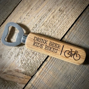 Beber cerveza paseo bicicletas abridor de botellas bicicleta - abridor de botellas de madera / acero inoxidable - regalo de cumpleaños de ciclistas - regalo de amante de la cerveza en bicicleta
