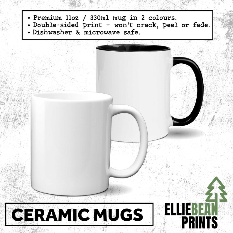 K&ouml;nnte beinhalten: Zwei wei&szlig;e Keramikbecher, einer mit schwarzem Innenraum und Henkel, der andere ganz wei&szlig;. Die Becher sind mit "CERAMIC MUGS" beschriftet und der Text besagt, dass es sich um 330-ml-Becher mit doppelseitigem Druck handelt, die sp&uuml;lmaschinen- und mikrowellengeeignet sind.