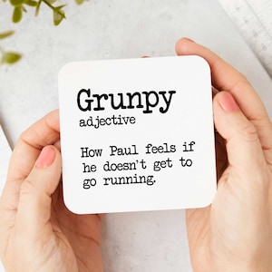 Op de afbeelding: Witte onderzetter met zwarte tekst die luidt: "Grumpy adjectief Hoe Paul zich voelt als hij niet kan gaan hardlopen."