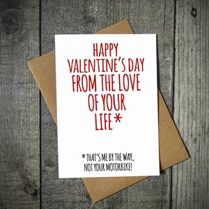 K&ouml;nnte beinhalten: Eine wei&szlig;e Karte mit rotem Text, auf der steht: "Happy Valentine's Day from the love of your life* *That's me by the way, not your motorbike!"