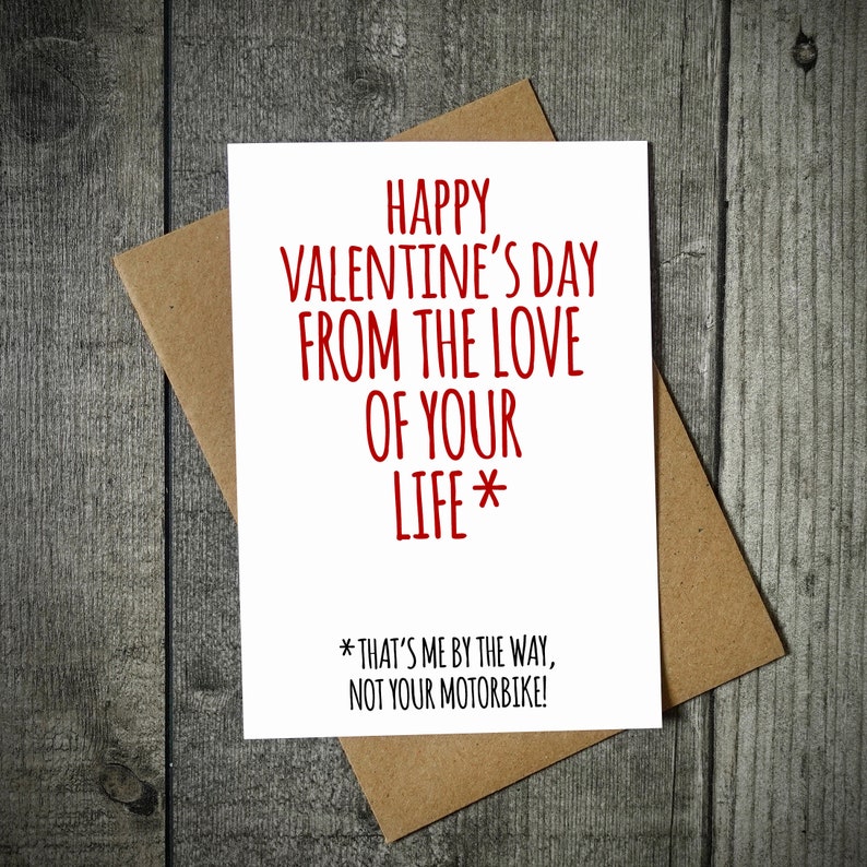 K&ouml;nnte beinhalten: Eine wei&szlig;e Karte mit rotem Text, auf der steht: "Happy Valentine's Day from the love of your life* *That's me by the way, not your motorbike!"