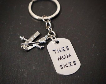 Diese Mama/Papa Skis Handgestempelt Ski Schlüsselring - Muttertag - Vatertag - Skifahrer - Skifahrer - Free UK Lieferung