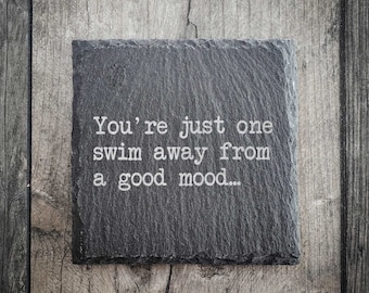 You're Just One Swim Away From A Good Mood leistenen onderzetter voor zwemmen - verkrijgbaar in mat en glanzend - zwemcadeau
