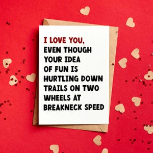 Tarjeta de San Valentín con un ciclista de montaña divertido: regalo de San Valentín para amantes del ciclismo: tarjeta de felicitación romántica única para aniversario o regalo de cumpleaños