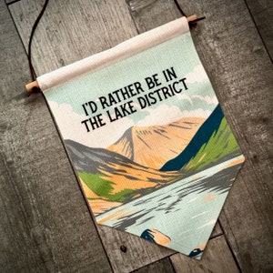 Bandiera in lino con scritta "Preferisco essere nel Lake District" - Arredamento per la casa di montagna - Camper - Regalo per il Lake District - Bandiera dei laghi