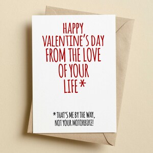 K&ouml;nnte beinhalten: Eine wei&szlig;e Karte mit rotem Text, der lautet: "Happy Valentine's Day from the love of your life* *That's me by the way, not your motorbike!"