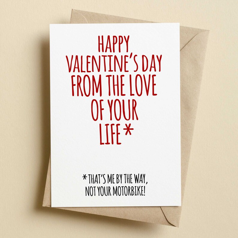 K&ouml;nnte beinhalten: Eine wei&szlig;e Karte mit rotem Text, der lautet: "Happy Valentine's Day from the love of your life* *That's me by the way, not your motorbike!"