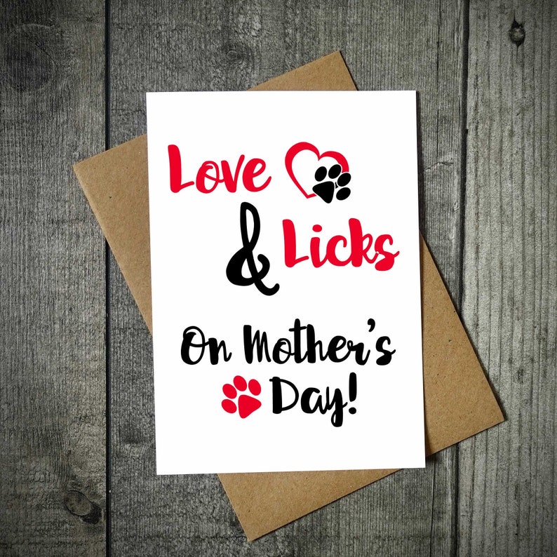 K&ouml;nnte beinhalten: Eine wei&szlig;e Gru&szlig;karte mit dem Text "Love & Licks On Mother's Day!" in Rot und Schwarz. Die Karte zeigt ein Herz mit einem Pfotenabdruck und Pfotenabdr&uuml;cken. Die Karte befindet sich in einem braunen Umschlag.