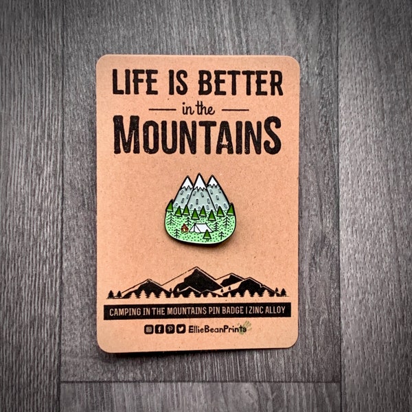 La vie est meilleure dans les montagnes Pin Badge - Explorateur - Aventure - Wanderlust - Mountain Gift - Badge - Randonnée