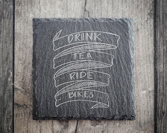 Posavasos de pizarra para ciclismo, ideal para tomar té o andar en bicicleta. Regalo para ciclistas. Posavasos de Richard Scribbles.