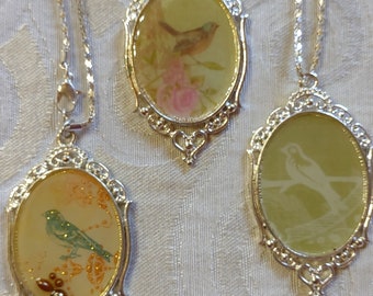 Conjunto de collar con colgante de pájaro: colgantes de resina estilo vintage, cadenas plateadas