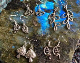 Orecchini con ciondolo a forma di pianta e fungo in argento ~Loto ~Foglie ~Lune fatate ~Ganci in argento sterling 925 ~Ciondoli in argento antico ~Leggeri ~Delicati