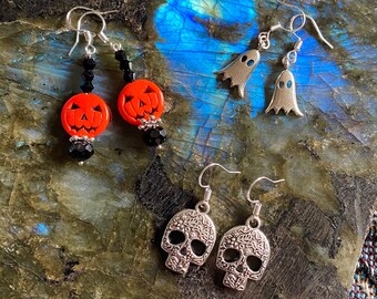Orecchini di Halloween per la stagione spettrale ~ Lanterne di zucca in howlite ~ Teschi di zucchero e fantasmi in argento antico ~ Ganci in argento sterling 925 ~ Perline bicono di cristallo