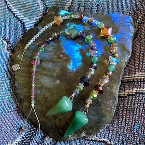 Grüner Aventurin ~Edelsteinpendel ~39 x 14 mm ~Kristallperlen ~Perlenarbeit ~Wahrsageformen ~Ja/Nein ~Witchy ~Magie ~Heilkraft ~