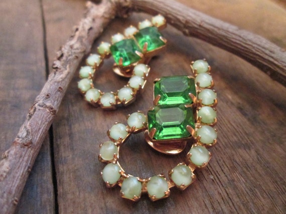 Vintage Gold-Tone Faux Emerald Green and Glass Be… - image 4